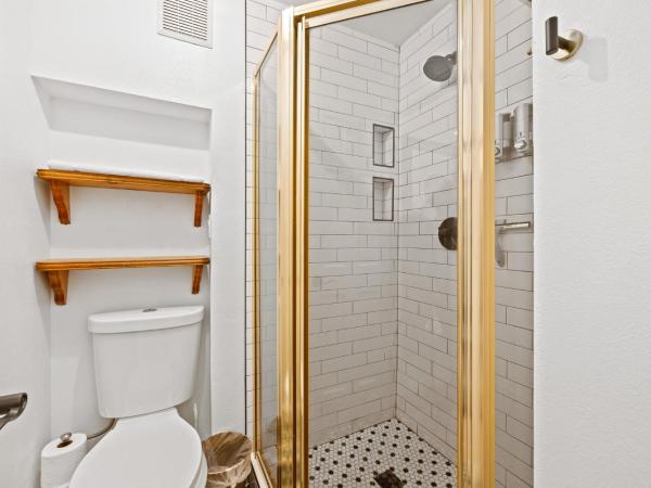 Flora House Denver : photo 4 de la chambre chambre lit queen-size - vue sur jardin