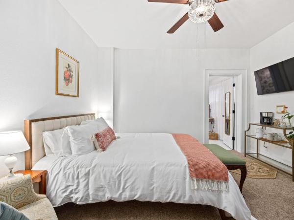 Flora House Denver : photo 2 de la chambre chambre lit queen-size - vue sur jardin