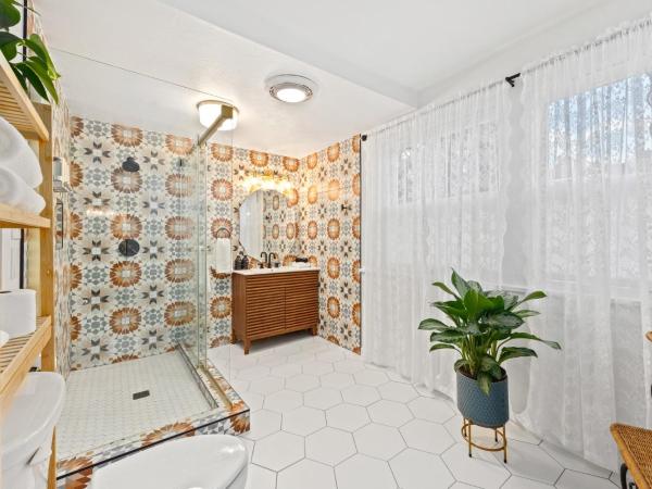 Flora House Denver : photo 3 de la chambre chambre lit queen-size - vue sur jardin