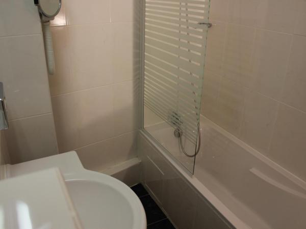 Hotel Imperial Paris : photo 2 de la chambre chambre quadruple