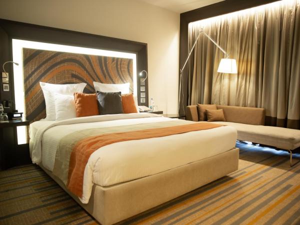 Novotel Kolkata Hotel and Residences : photo 2 de la chambre superior king room -  - enjoy unlimited drinks between 6-8 pm (house brands only), snacks (chef’s special), choice of cocktails/mocktails at an additional cost of inr 1500 + tax per person