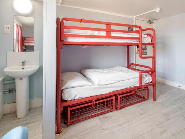 Astor Victoria Hostel : photo 3 de la chambre lit dans dortoir mixte basique de 6 lits avec salle de bains commune