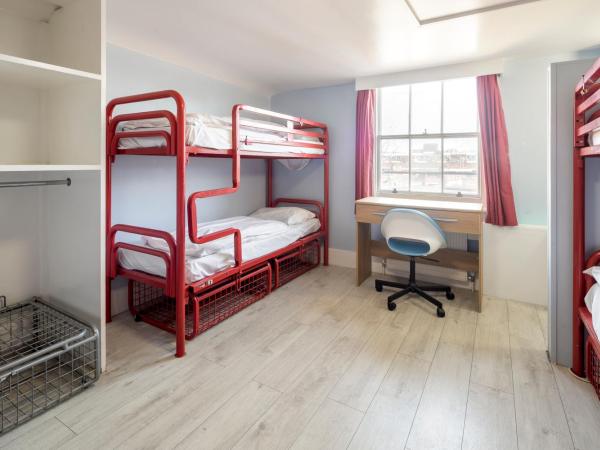 Astor Victoria Hostel : photo 4 de la chambre lit dans dortoir mixte basique de 6 lits avec salle de bains commune