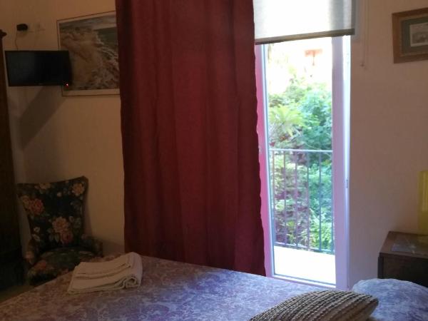 Arimatea Accommodations : photo 9 de la chambre chambre lit king-size - vue sur jardin