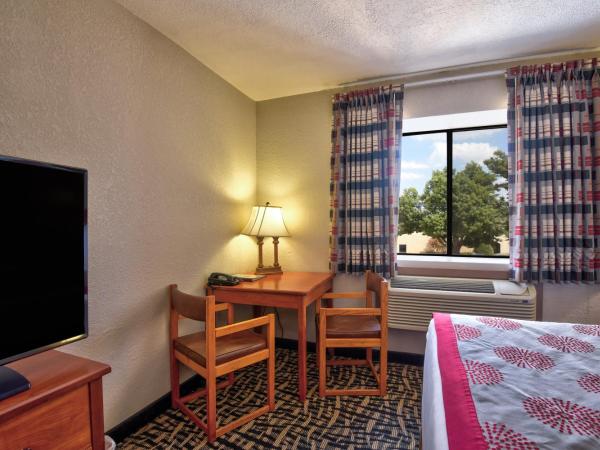 Ramada by Wyndham Oklahoma City Airport North : photo 4 de la chambre chambre lit king-size deluxe - non-fumeurs