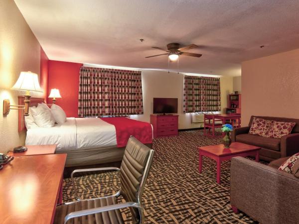 Ramada by Wyndham Oklahoma City Airport North : photo 5 de la chambre suite studio lit king-size - non-fumeurs