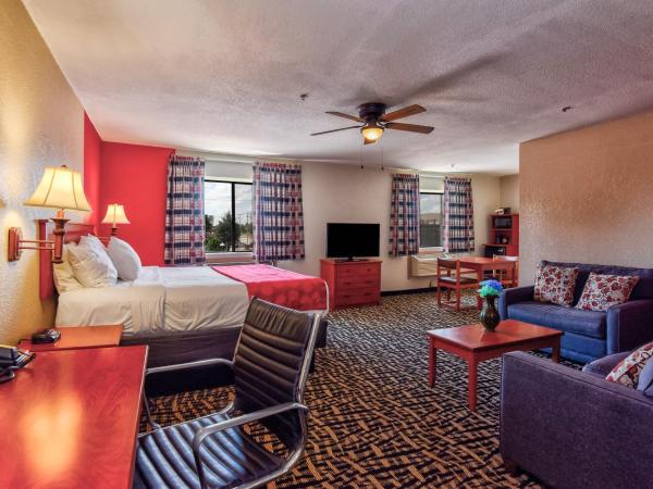 Ramada by Wyndham Oklahoma City Airport North : photo 8 de la chambre suite studio lit king-size - non-fumeurs