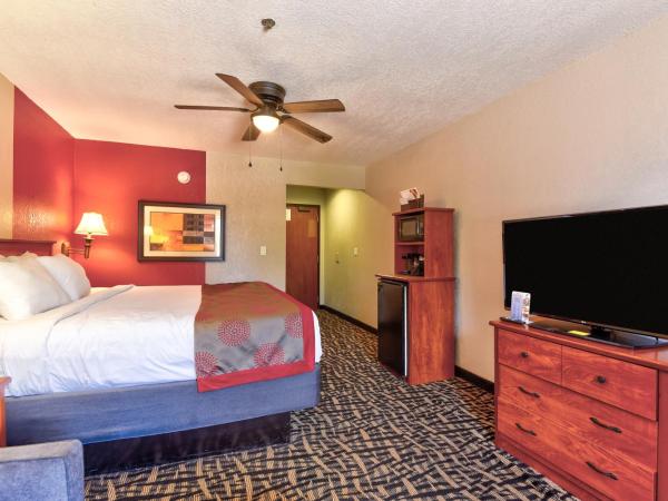 Ramada by Wyndham Oklahoma City Airport North : photo 9 de la chambre chambre lit king-size - non-fumeurs