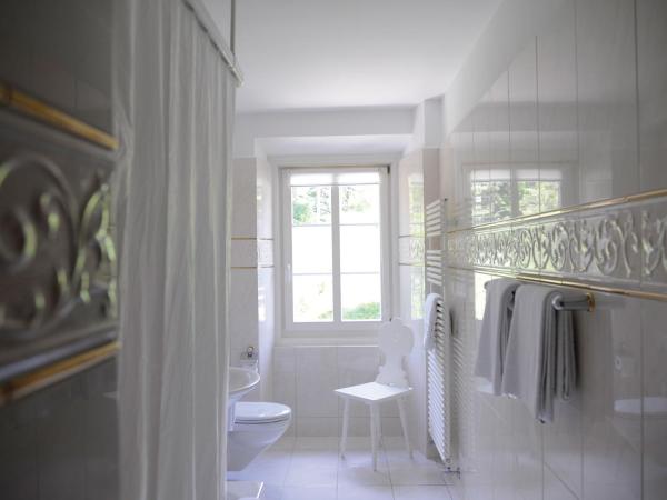 Hotel Chesa Spuondas : photo 8 de la chambre chambre familiale supérieure avec salle de bains privative séparée