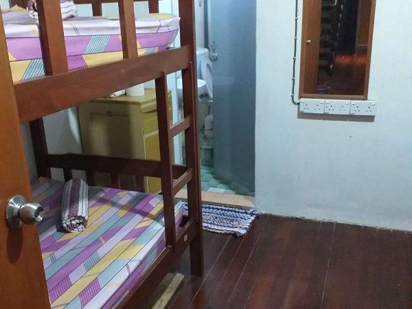 Discovery Youth Hostel Malacca : photo 6 de la chambre chambre familiale avec salle de bains privative