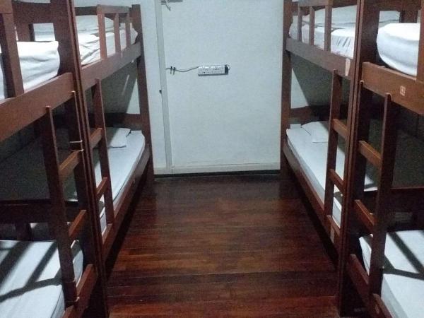 Discovery Youth Hostel Malacca : photo 7 de la chambre chambre familiale avec salle de bains commune