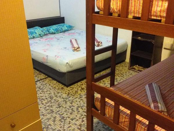 Discovery Youth Hostel Malacca : photo 5 de la chambre chambre familiale avec salle de bains privative