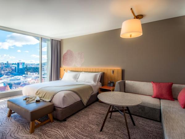 Crowne Plaza Hobart, an IHG Hotel : photo 3 de la chambre suite junior lit king-size - accès au salon