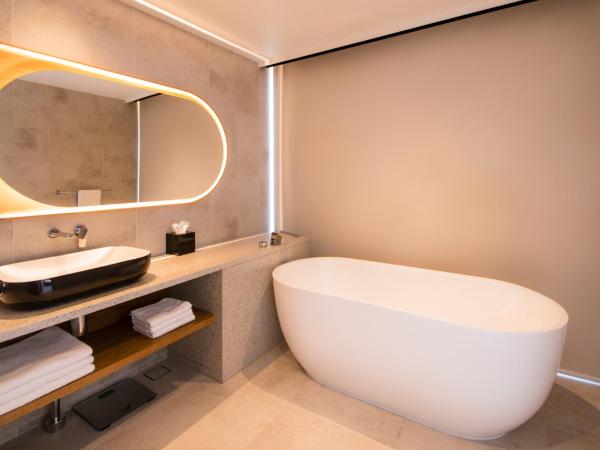 Crowne Plaza Hobart, an IHG Hotel : photo 2 de la chambre suite junior lit king-size - accès au salon