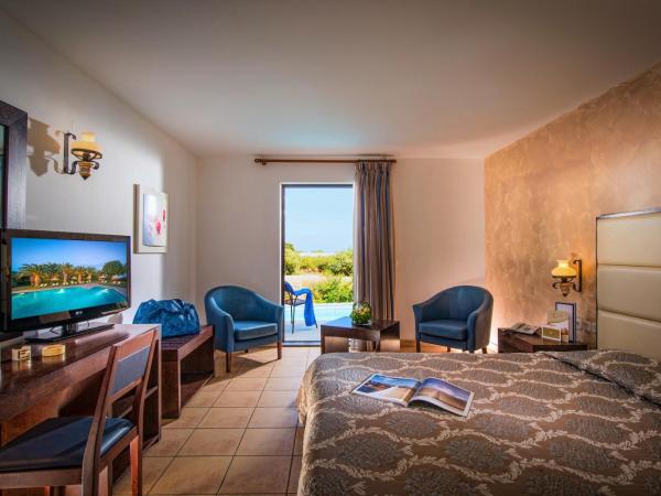 Hersonissos Maris : photo 5 de la chambre chambre supérieure avec piscine commune (réservée aux adultes de 18 ans et plus)