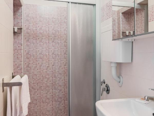 Hotel Concordia : photo 3 de la chambre chambre double ou lits jumeaux - vue partielle sur mer