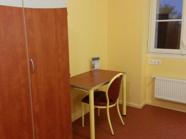 Espace Bernadette Soubirous Nevers : photo 3 de la chambre chambre lits jumeaux standard avec salle de bains commune