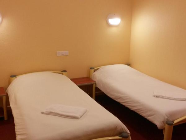 Espace Bernadette Soubirous Nevers : photo 5 de la chambre chambre lits jumeaux avec salle de bains privative