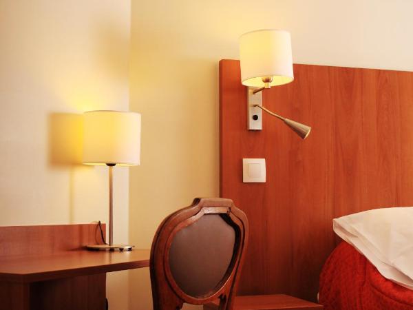 Hôtel Marignan : photo 3 de la chambre chambre double (douche et toilettes communes au même Étage)