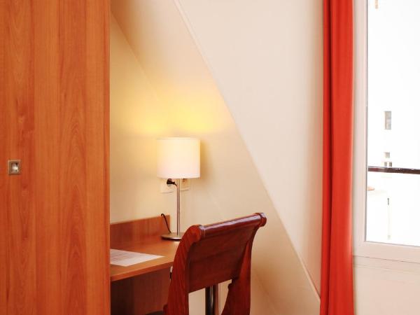 Hôtel Marignan : photo 2 de la chambre chambre simple (douche et toilettes communes au même Étage)