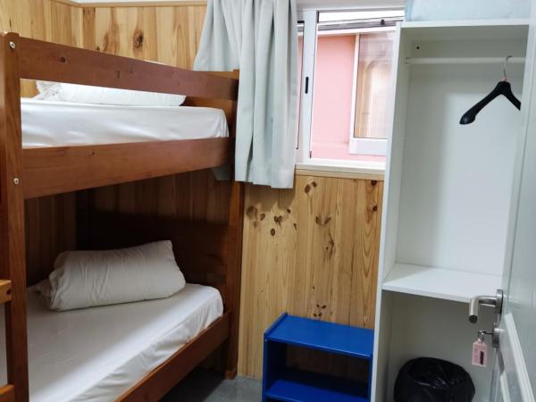 Meeting Hostel : photo 1 de la chambre chambre double ou lits jumeaux avec salle de bains commune