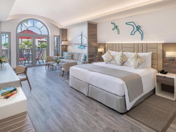 JA The Resort - JA Palm Tree Court, Dubai : photo 2 de la chambre suite junior avec vue sur le jardin