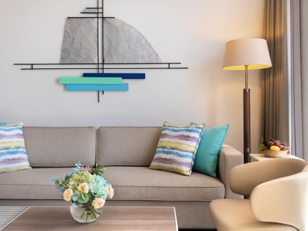 JA The Resort - JA Palm Tree Court, Dubai : photo 1 de la chambre suite junior avec vue sur le jardin