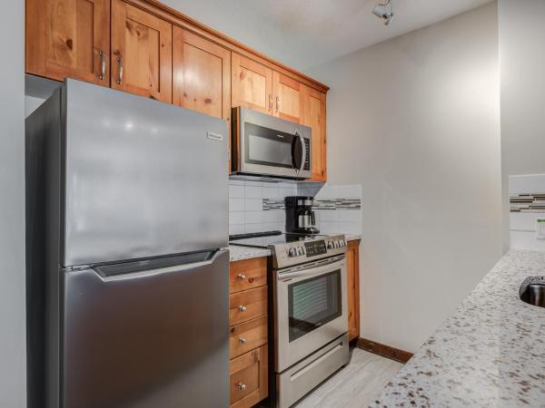 Blackcomb Springs Suites by CLIQUE : photo 1 de la chambre suite 1 chambre avec cuisine entièrement Équipée - côté piste