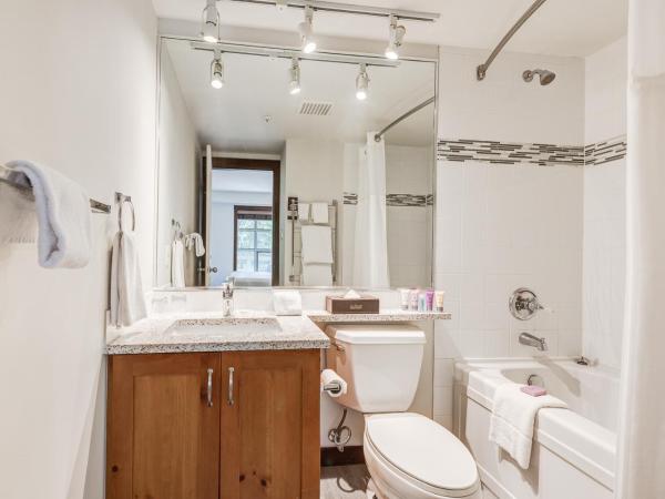 Blackcomb Springs Suites by CLIQUE : photo 5 de la chambre suite 2 chambres avec cuisine entièrement Équipée - côté piste