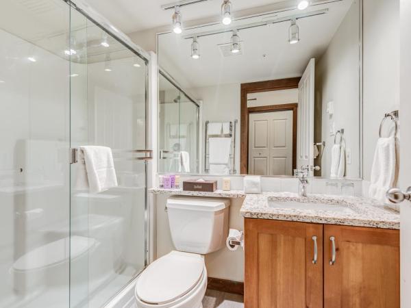 Blackcomb Springs Suites by CLIQUE : photo 7 de la chambre suite 2 chambres avec lits superposés et cuisine entièrement Équipée