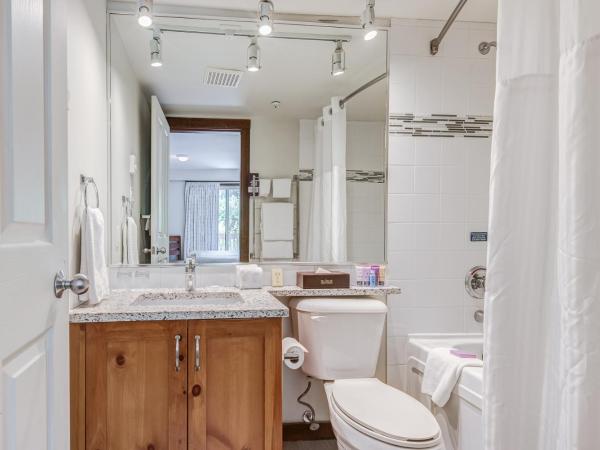 Blackcomb Springs Suites by CLIQUE : photo 5 de la chambre suite 2 chambres avec lits superposés et cuisine entièrement Équipée