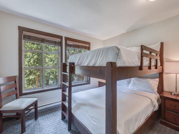 Blackcomb Springs Suites by CLIQUE : photo 6 de la chambre suite 2 chambres avec lits superposés et cuisine entièrement Équipée