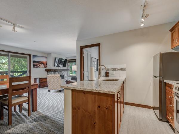 Blackcomb Springs Suites by CLIQUE : photo 1 de la chambre suite 2 chambres avec lits superposés et cuisine entièrement Équipée