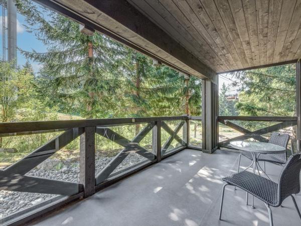 Blackcomb Springs Suites by CLIQUE : photo 8 de la chambre suite 2 chambres avec lits superposés et cuisine entièrement Équipée