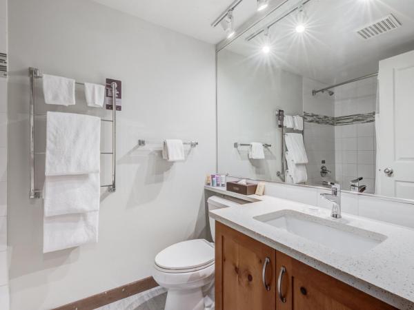 Blackcomb Springs Suites by CLIQUE : photo 5 de la chambre studio deluxe avec cuisine entièrement Équipée