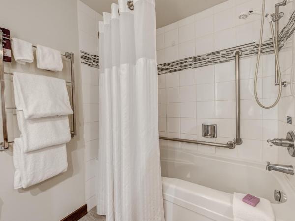 Blackcomb Springs Suites by CLIQUE : photo 7 de la chambre suite 1 chambre lit queen-size avec cuisine entièrement Équipée - accessible aux personnes à mobilité réduite