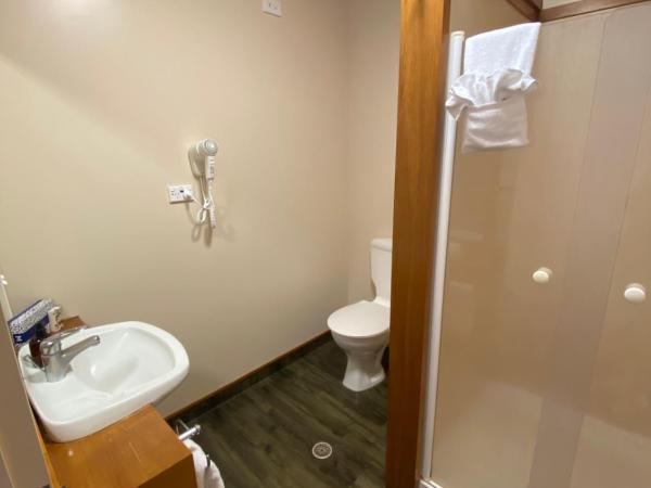 Lakes Lodge Okataina : photo 2 de la chambre chambre lit king-size - vue sur lac