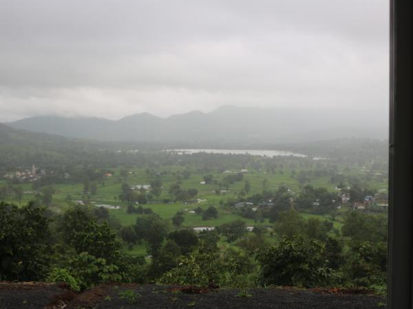 Shinde's Tikona Valley Farm : photo 2 de la chambre chambre familiale - vue sur lac