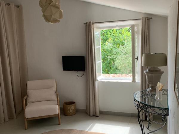 Mas Saint Antoine : photo 3 de la chambre chambre double - vue sur jardin