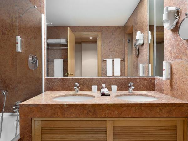 Ramada by Wyndham Lisbon : photo 3 de la chambre suite lit king-size - vue sur rivière - non-fumeurs