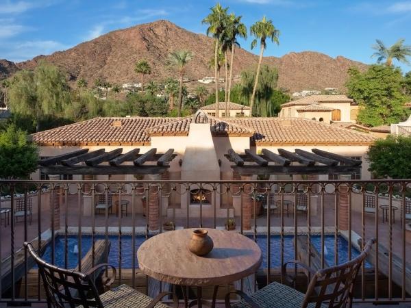 Royal Palms Resort and Spa, part of Hyatt : photo 7 de la chambre spa suite with terrace and view