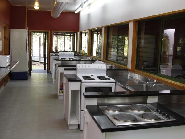 Rotorua Thermal Holiday Park : photo 7 de la chambre chalet en rondins standard avec salle de bains commune
