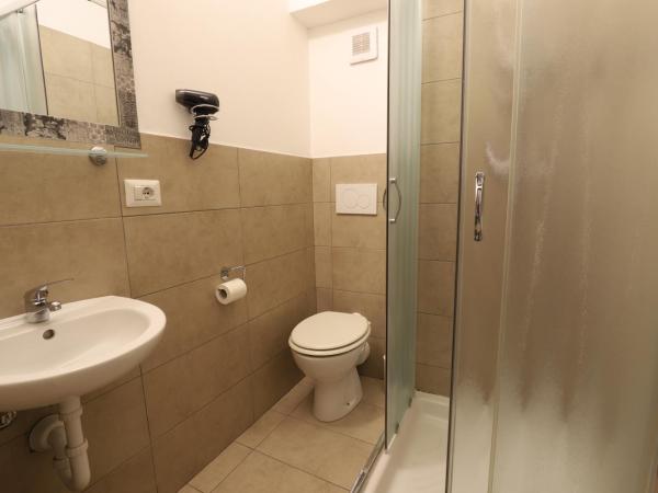 Guest House Minas : photo 4 de la chambre chambre simple avec salle de bains privative