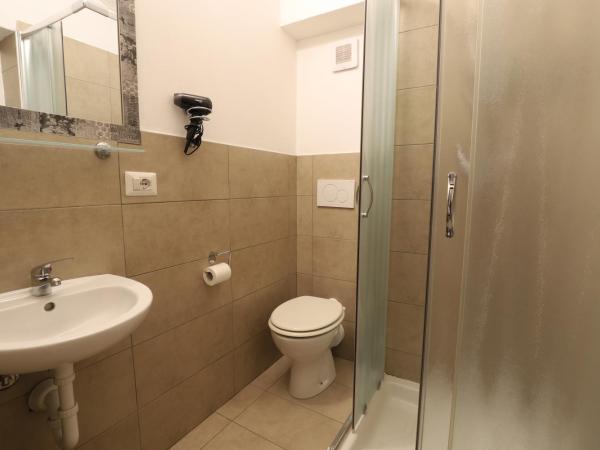 Guest House Minas : photo 5 de la chambre chambre simple avec salle de bains privative