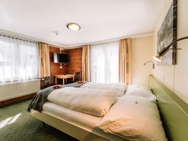 Hotel Les Amis : photo 3 de la chambre chambre double avec balcon