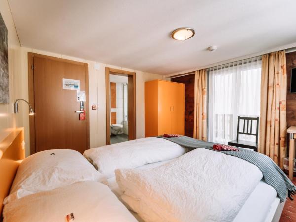Hotel Les Amis : photo 1 de la chambre chambre double avec balcon