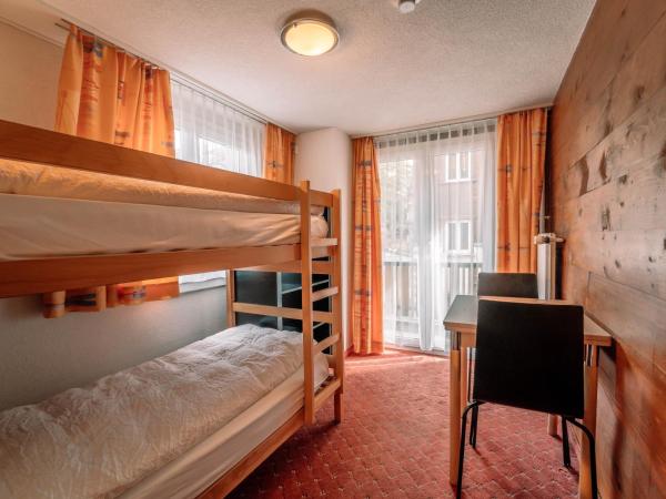 Hotel Les Amis : photo 3 de la chambre chambre triple avec balcon