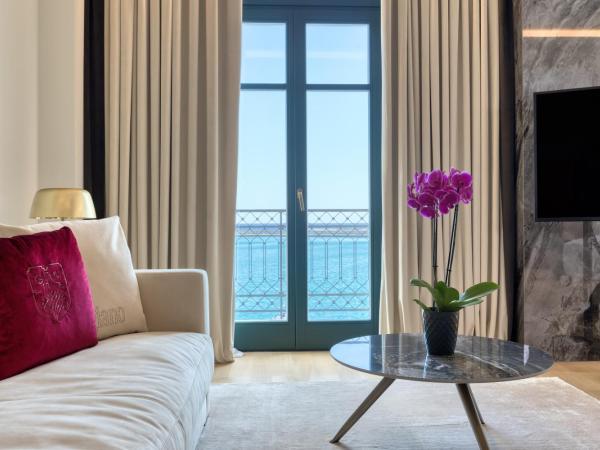 Grand Hotel Kalamata : photo 2 de la chambre suite lit king-size - vue sur mer