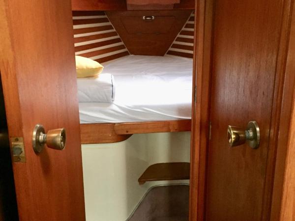 Location insolite en voilier, navigation, coucher de soleil, et baignades en mer : photo 2 de la chambre cabine de bateau