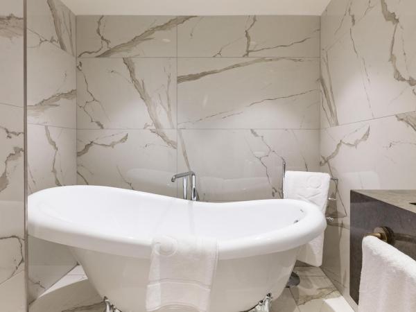 Stayso The House Hotel : photo 8 de la chambre suite junior avec terrasse et baignoire